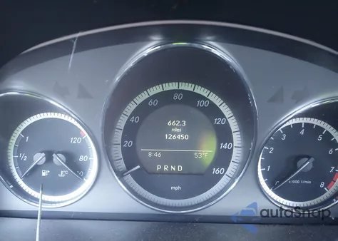 2010 Mercedes-Benz C 300 Luxury/Sport z USA, uszkodzony, nr VIN WDDGF5EB9AR102405